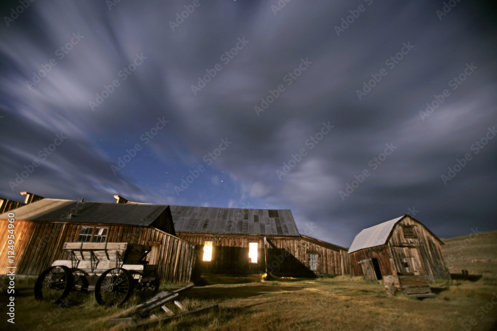 Fototapeta premium stagecoach n barn nite