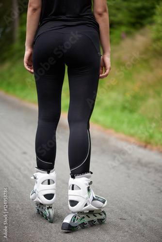 junge Frau beim Inline Skating, Roller Skating