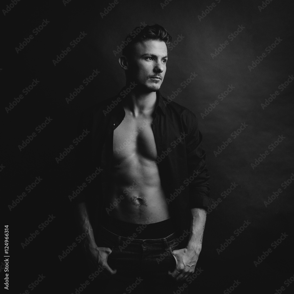 Naklejka premium Handsome guy in naked body with shirt