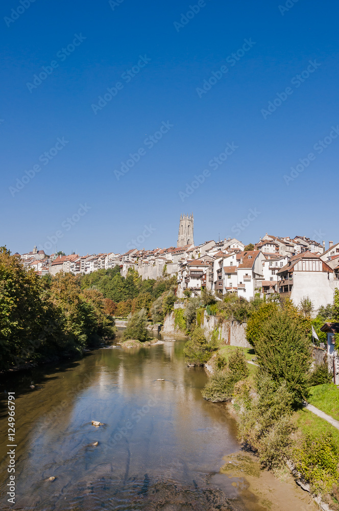 Obraz premium Fribourg, Stadt, Altstadt, Freiburg, Kathedrale, Saint-Nicolas, Altstadthäuser, Fluss, Saane, Sarine, Mittlere Brücke, Flussufer, Herbst, Schweiz