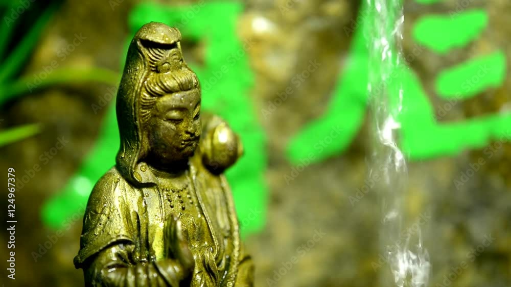 Guanyin Statue an chinesischer Drachen-Quelle Guanyin Statue an chinesischer Drachen-Quelle
