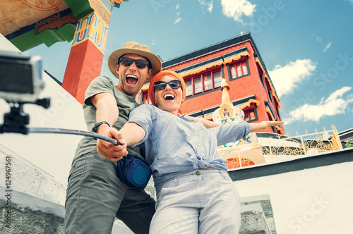Canvas Print Happy tourist couple take a selfie photo on asian sight backgrou