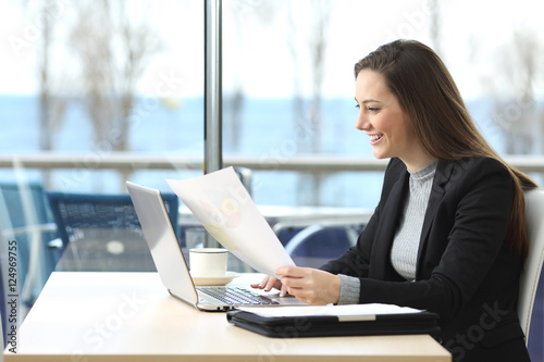 Businesswoman working in a coffee shop