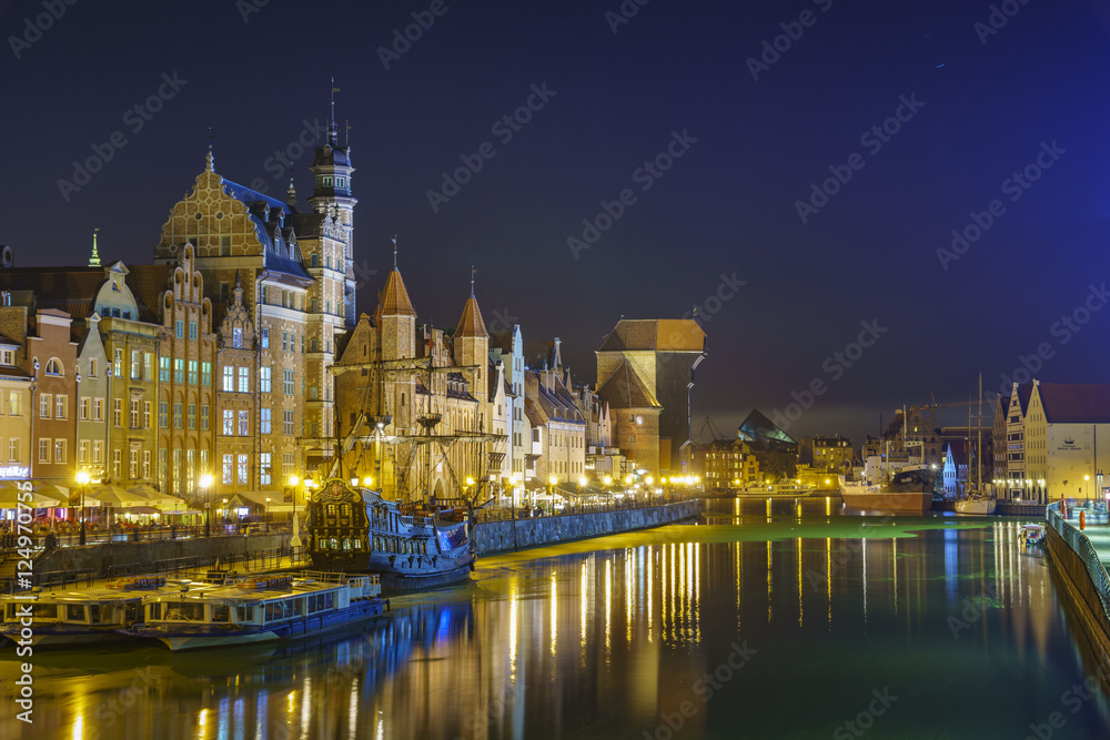 Nocna panorama starego miasta w Gdańsku
