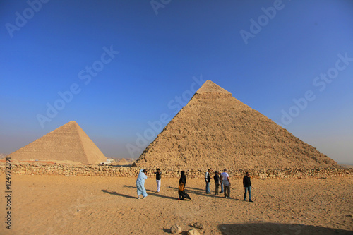 pyramids n people