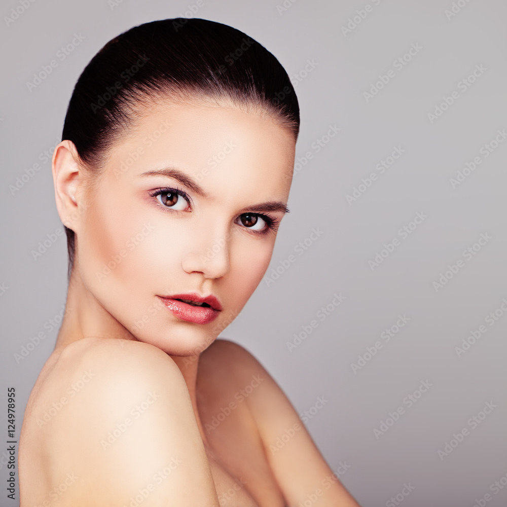 Fototapeta premium Pretty Woman with Natural Makeup and Perfect Skin