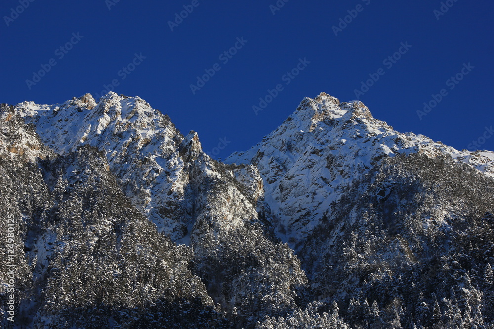 горы в снегу