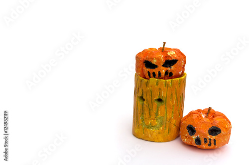 The stump and pumpkin ghost is a craft made of plaster, use a background for Halloween.