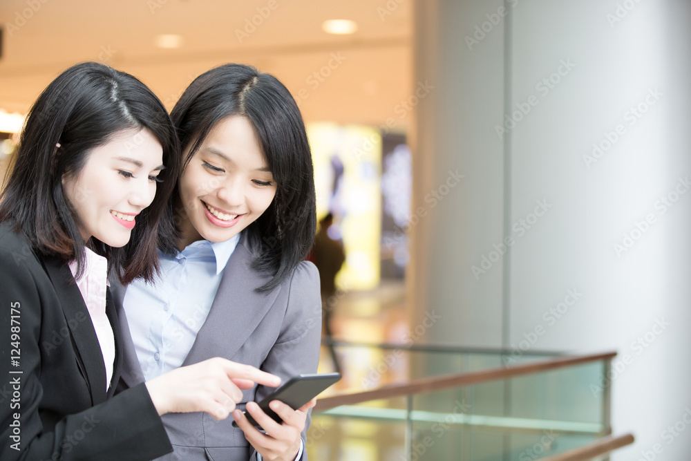 Obraz premium two businesswoman use phone