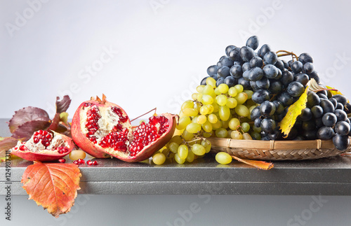 Fotografija Blue and white grapes with pomegranate