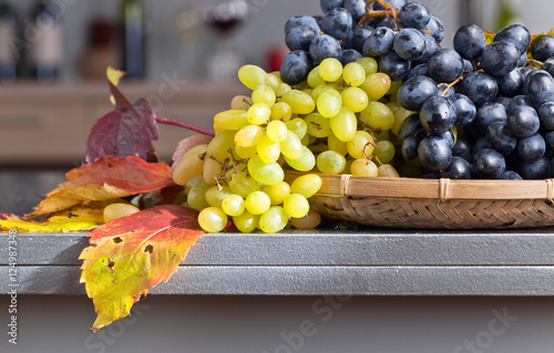 Canvastavla Blue and white grapes