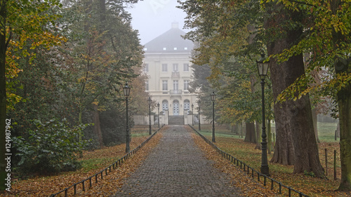 Schloss Mickeln in Düsseldorf im Herbst
