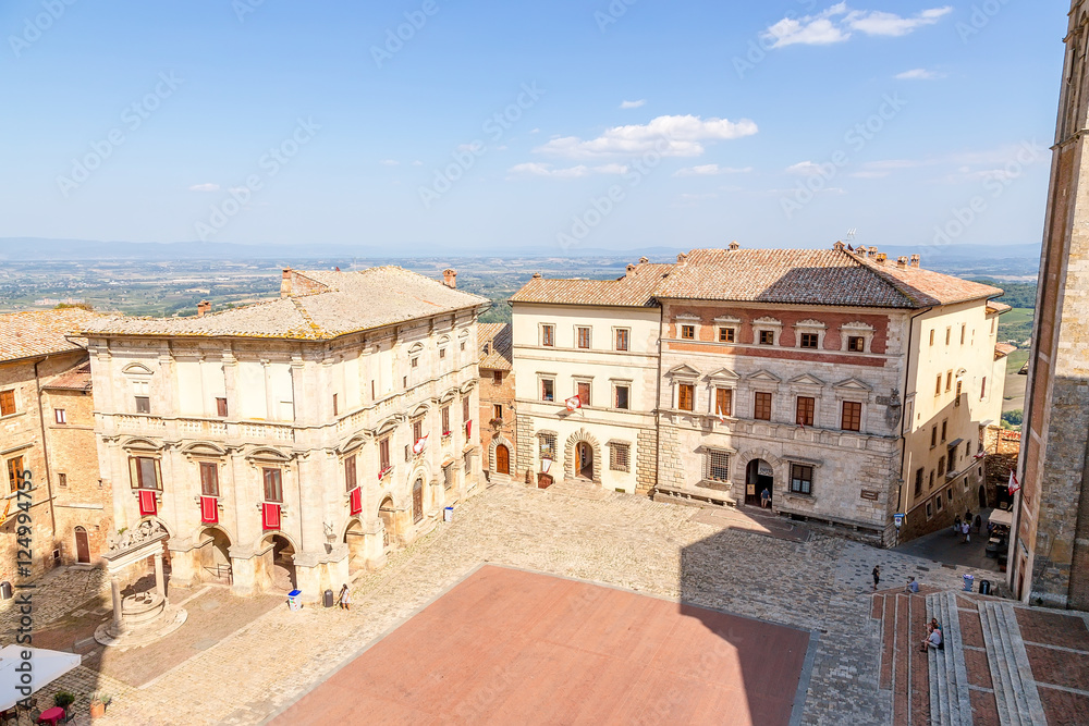 Montepulciano, Italy. A large area, from left to right: Well of Vultures and Lions, 1520, Palace of the Counts Tarudgi, on the right - Palace Сontucci