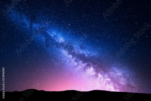 Canvas-taulu Milky Way and pink light at mountains