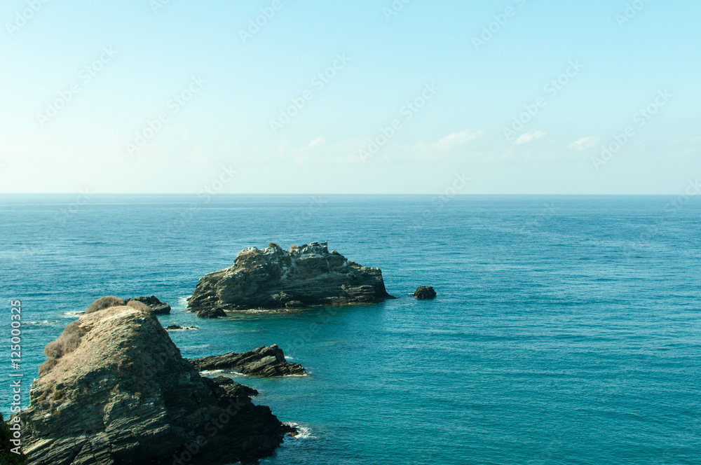 Rocas cerca de la orilla del mar