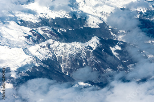 Widok z samolotu na górskie szczyty - Alpy, Francja 