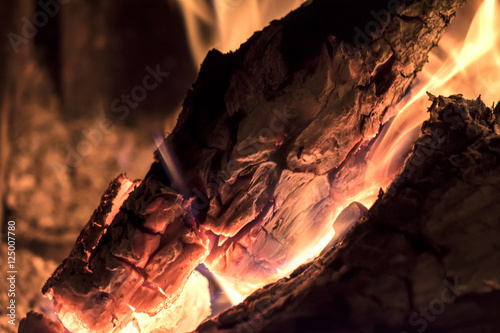 fuoco e fiamme su legno ardente