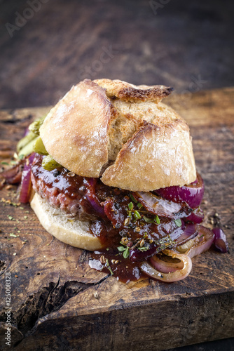 Hamburger mit Chili Relish auf altem Schneidebrett