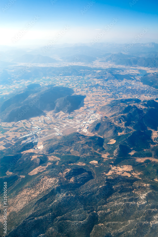 Widok z samolotu na miasto w górach - Turcja - Bliski Wschód