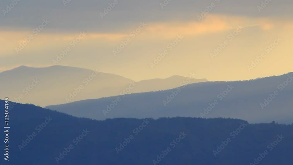 朝日に浮かぶ遠い山の稜線 朝日に浮かぶ遠い山の稜線