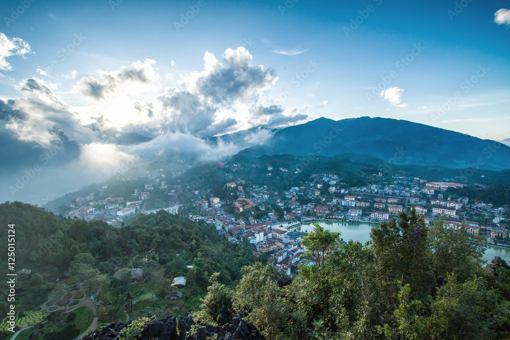 Φωτογραφία Aerial view of clusters of buildings nestled in the green valley of Sapa, Vietna