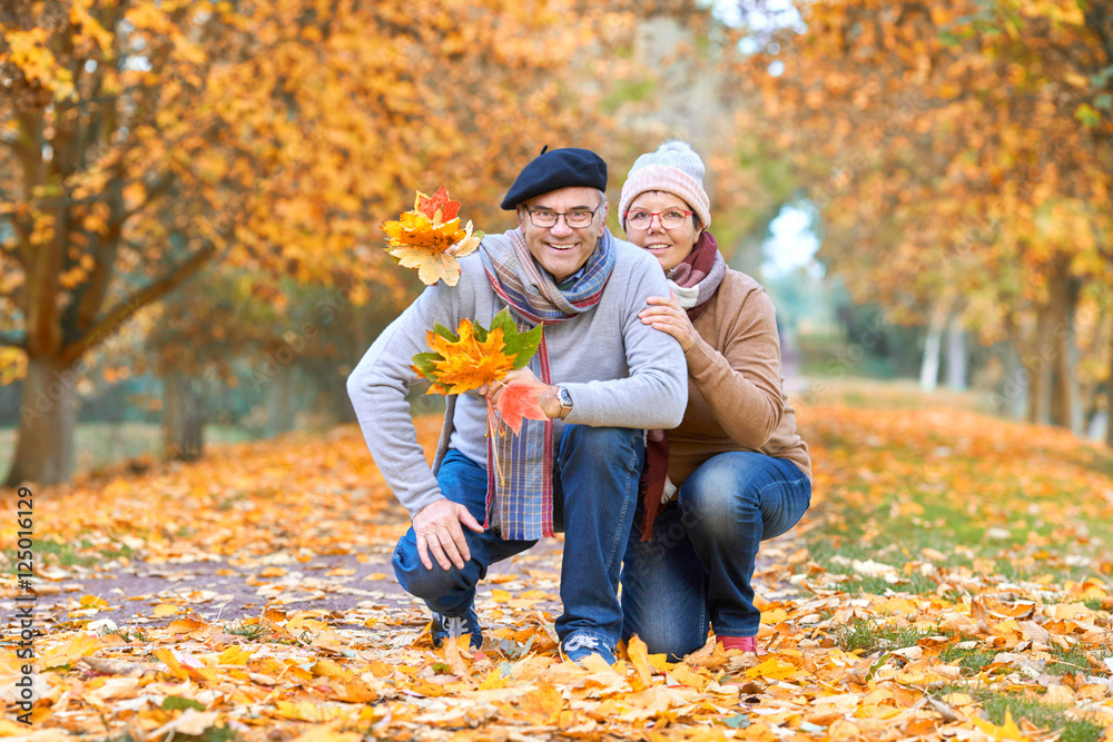 vertrautes Seniorenpaar im Herbst, Herbst genießen vertrautes Seniorenpaar im Herbst, Herbst genießen