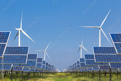Fototapete Photovoltaik-Solarmodule und Windturbinen, die im Solarkraftwerk Strom erzeugen