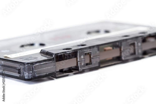 Cassette cinta antigua para escuchar musica sobre un fondo blanco liso y aislado. Vista de frente
