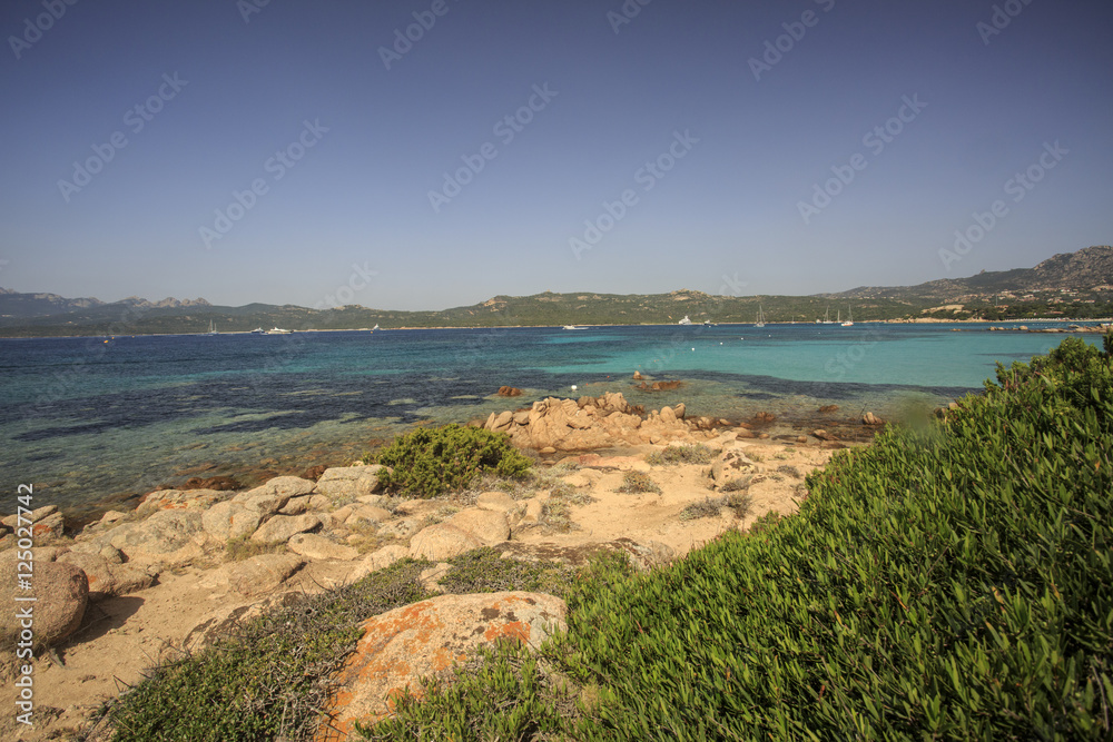 La Sardegna, isola tra mare cielo e acqua trasparente.