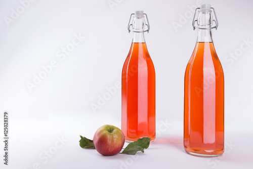 Selbstgemachter Apfelsaft in Glasflaschen abgefüllt
