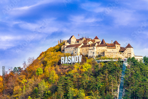 Fotografia Medieval fortress (citadel) in Rasnov city, Brasov, Transylvania, Romania