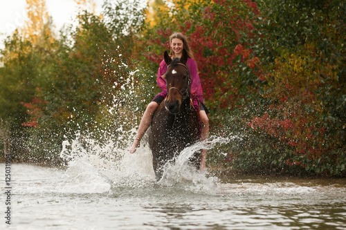 Mädchen mit Pferd im See