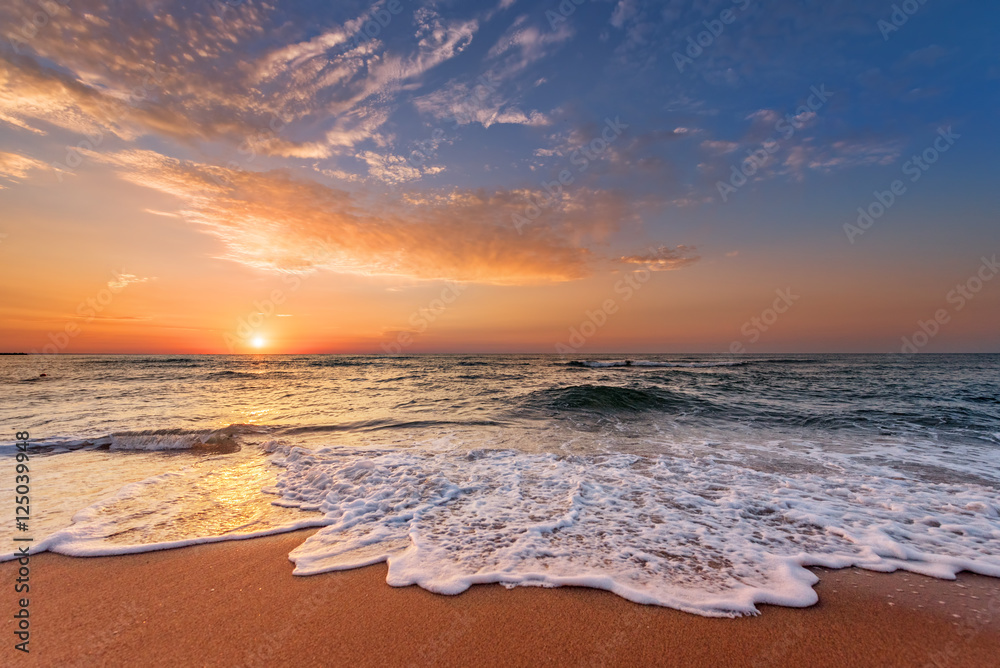 Naklejka premium Sunrise in the morning, sunrise with clouds.