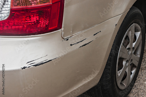 Scratch on the auto damage