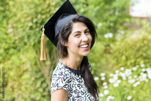 Quadro em tela beautiful young woman college graduation in a green garden