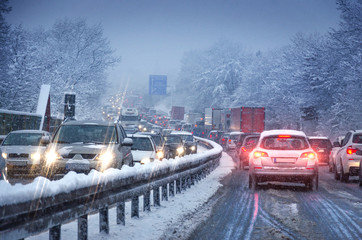 Verkehrsstau bei Schneematsch auf Autobahn bei Dämmerung Berufsverkehr am Morgen