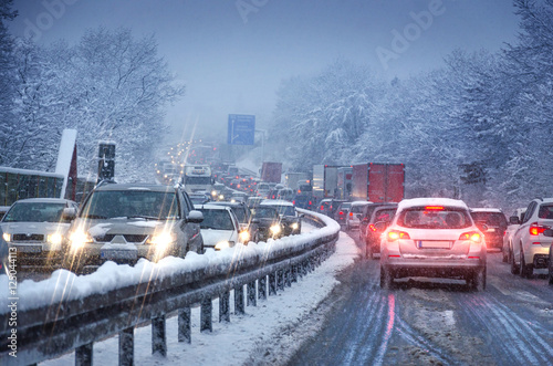 Verkehrsstau bei Schneematsch auf Autobahn bei Dämmerung Berufsverkehr am Morgen