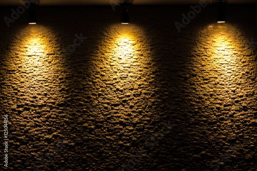 Темная каменная стена с подсветкой