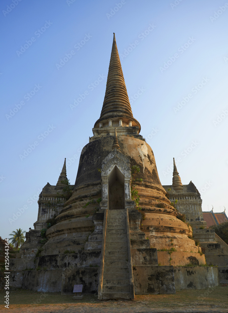 Fototapeta premium Ancient stone temple on sunny day in Ayuttaya, Thailand.