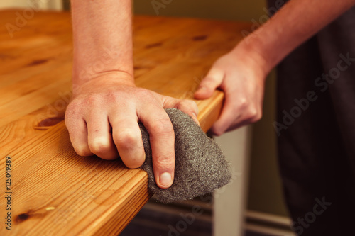  Ein Holztisch wird abgeschliefen