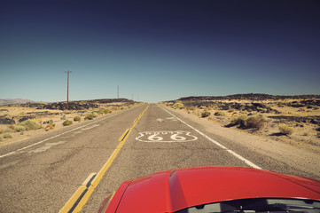 Aluminium schilderij Route 66 Rode auto op Route 66  © AR Pictures