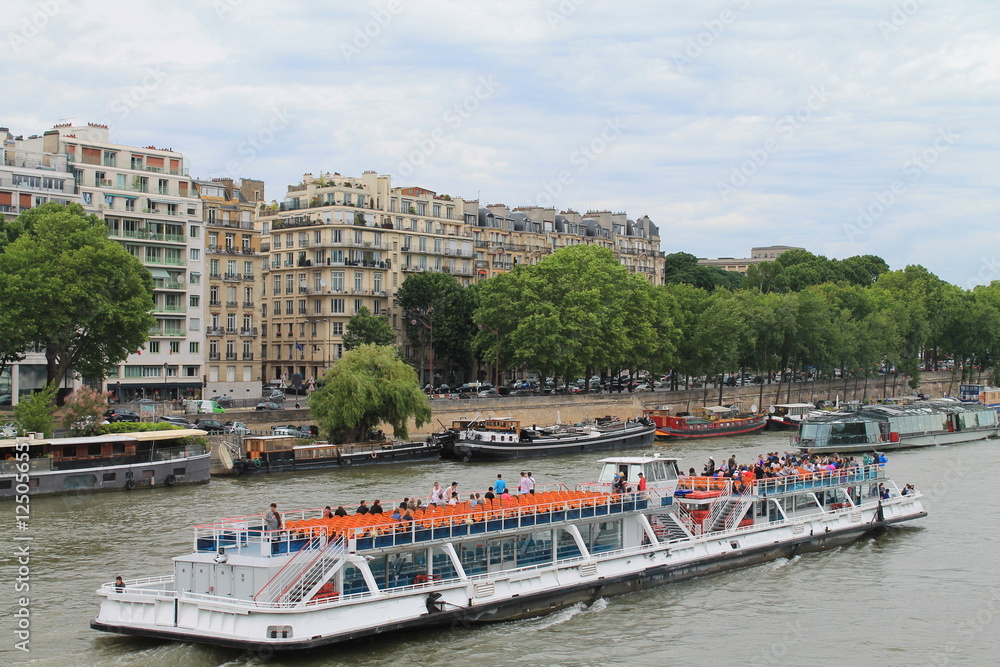 Promenade sur la Seine en bateau mouche, Paris
