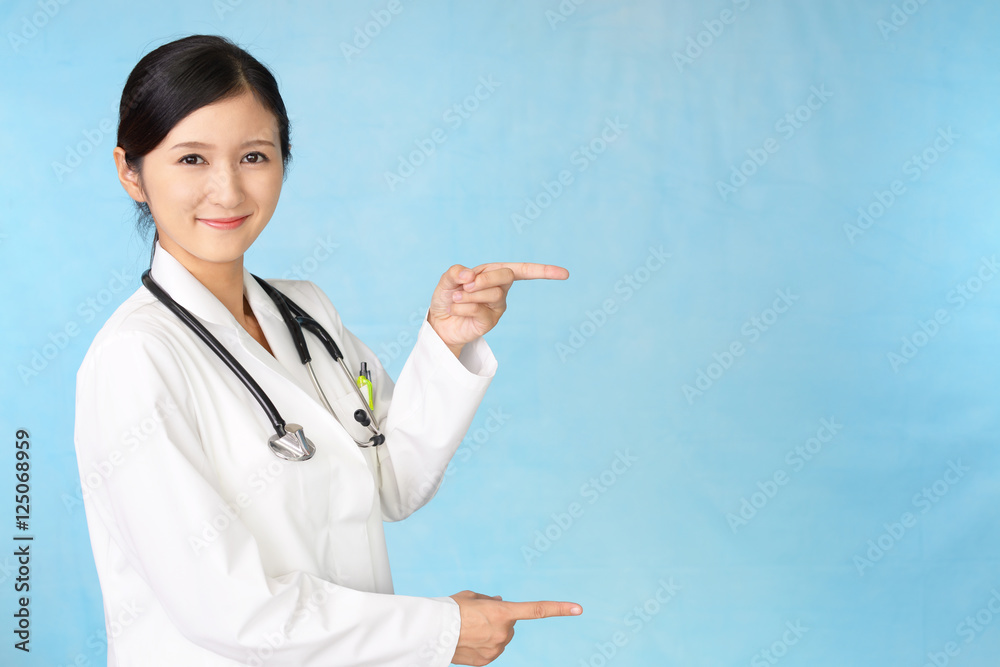 指示する笑顔の女医