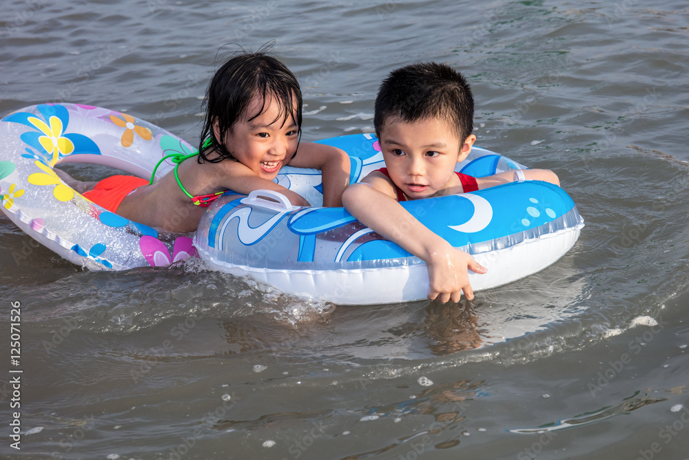 Obraz premium Asian Chinese little kids playing in the water