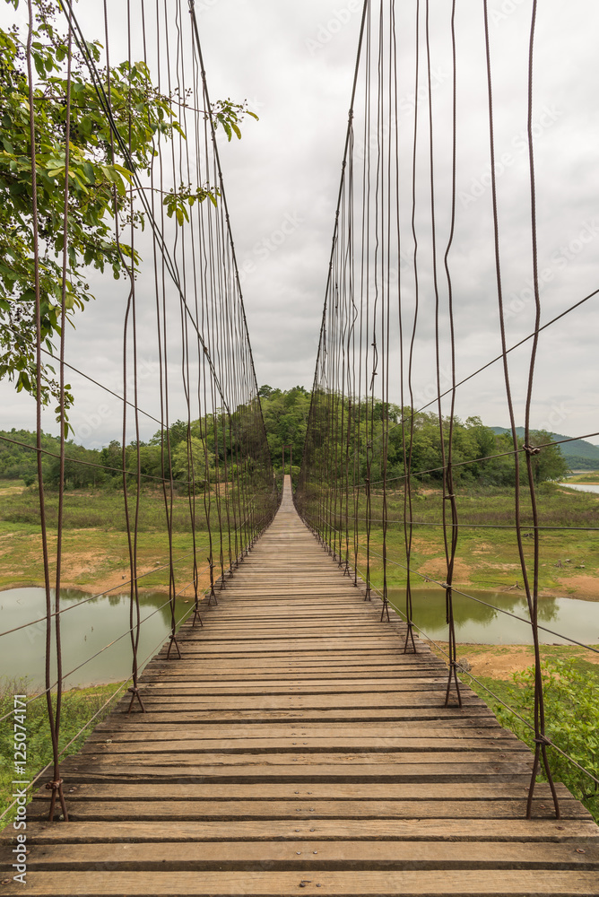 Obraz premium Beautiful of rope bridge in Kaeng Krachan National Park, Phetcha