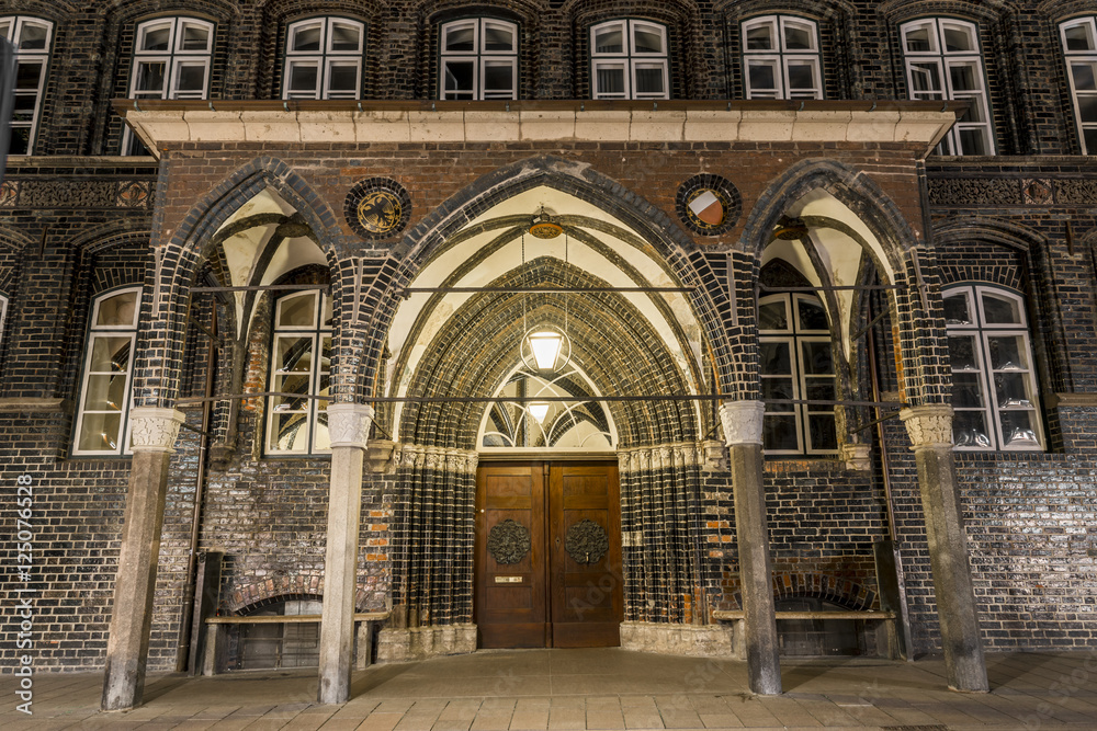 Obraz premium Rathaus in Lübeck bei Nacht
