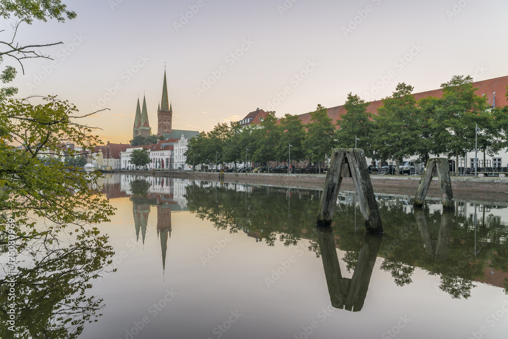 Obertrave in Lübeck früh am Morgen