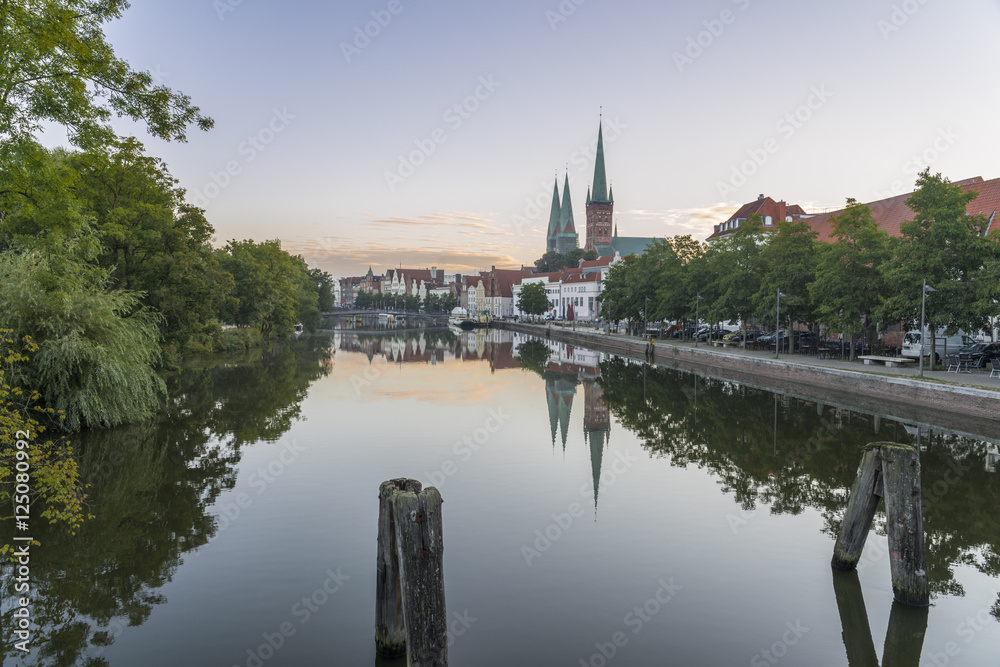 Obertrave in Lübeck früh am Morgen