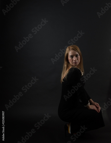 Posing dunkler Hintergrund
