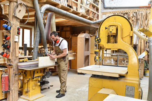 Tischler arbeitet in einer Schreiner-Werkstatt // carpenter working in a workshop